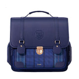 Cartable garçon ce1 bleu foncé style traditionnel présenté sur fond blanc