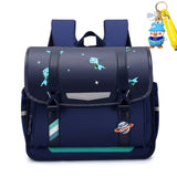 Cartable garçon CP résistant et imperméable bleu foncé présenté sur fond blanc