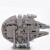 Blocs de construction vaisseau spatial Star Wars Faucon Millenium (749 pièces)