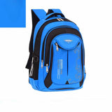 Sac à dos garçon cm2 bleu et noir présenté sur fond blanc