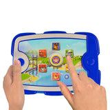 Jouet Pat'Patrouille Ryder Tablette musique sons et lumières, présenté sur fond blanc avec des mains en train de l'activer