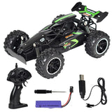Voiture télécommandée pour enfant spéciale drift et cascade présentée sur fond blanc avec sa manette et ses accessoires