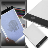 Une ardoise contenant deux feuilles transparentes maintenues par un support noir avec un bouton d'allumage LED. Il y a le dessin d'un rhinocéros dessus et deux mains qui tennent l'ardoise posée sur un bureau avec des crayon. A coté dans un fond blanc, cette même ardoise montrée sous différents angles